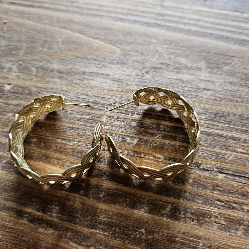 Elegant Gold Tone Hoop Earrings